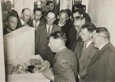 Op deze foto, daterend van 28 juli 1958, is te zien hoe burgemeester Ploegmakers de nieuwe diepvrieskluis in gebruik neemt.